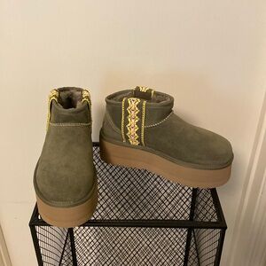 NWOT UGG platform Tasman Braid Ultra mini suede shearling lined boots Olive 37